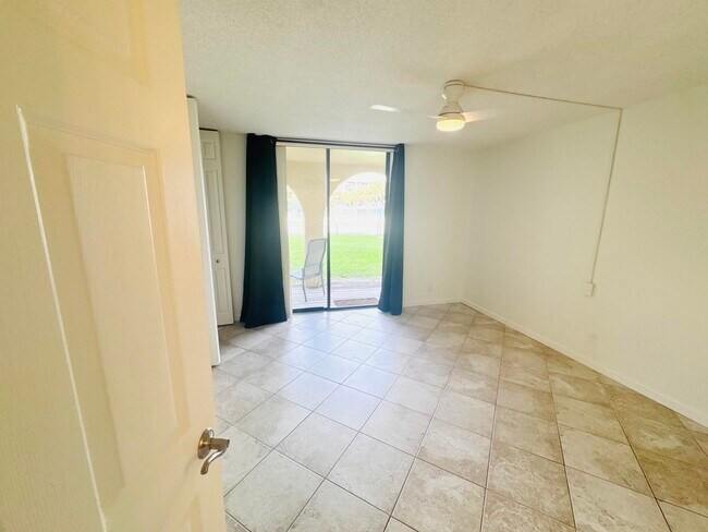Building Photo - 2820 Tennis Club Dr