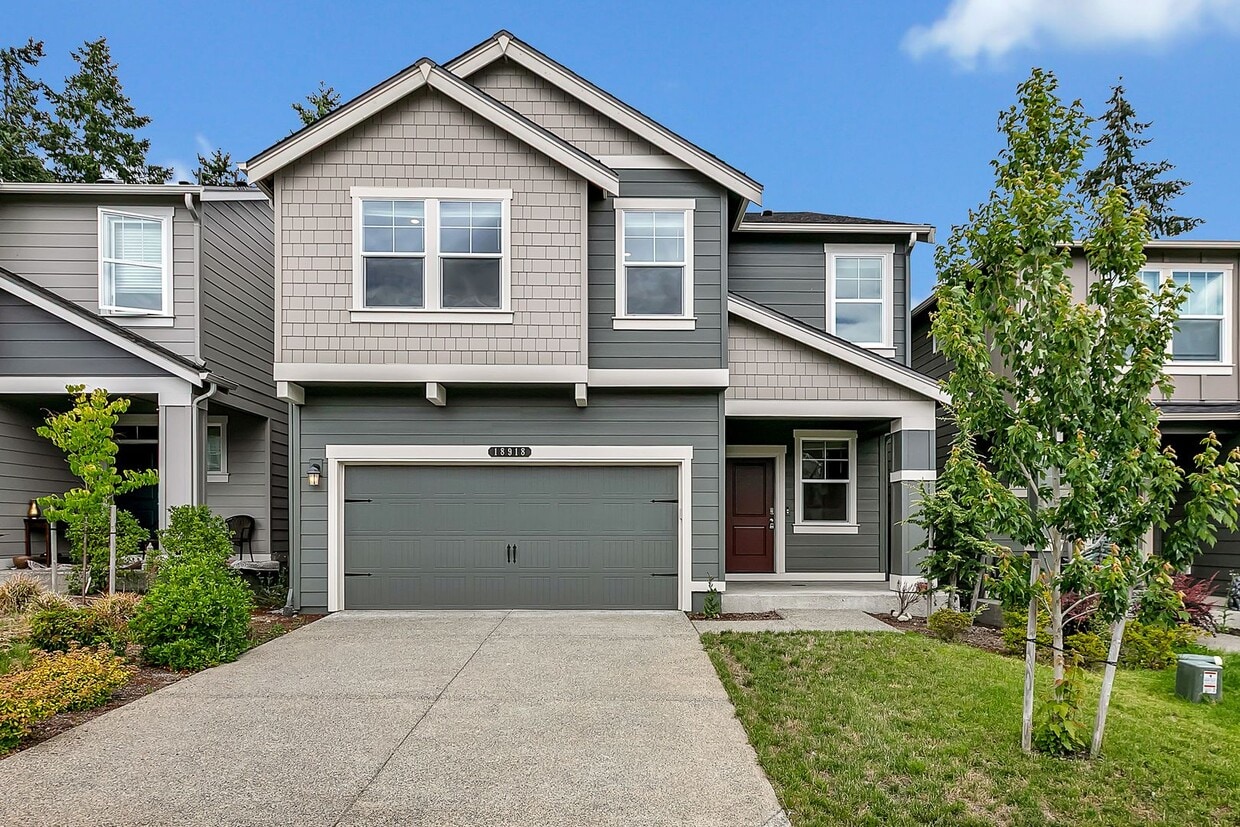 Primary Photo - Spacious Puyallup Home with Room for the E...
