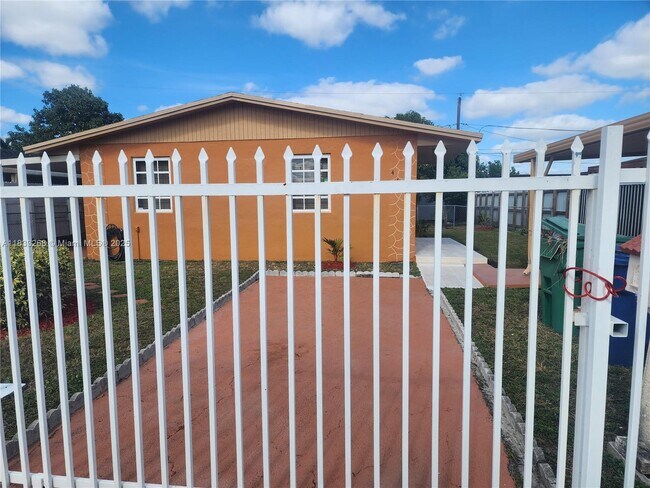 Foto del edificio - 4447 NW 169th Terrace