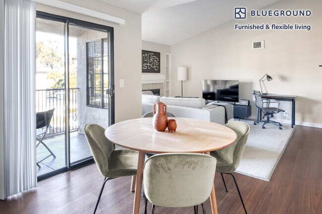 Foto del edificio - 7265 Charmant Dr