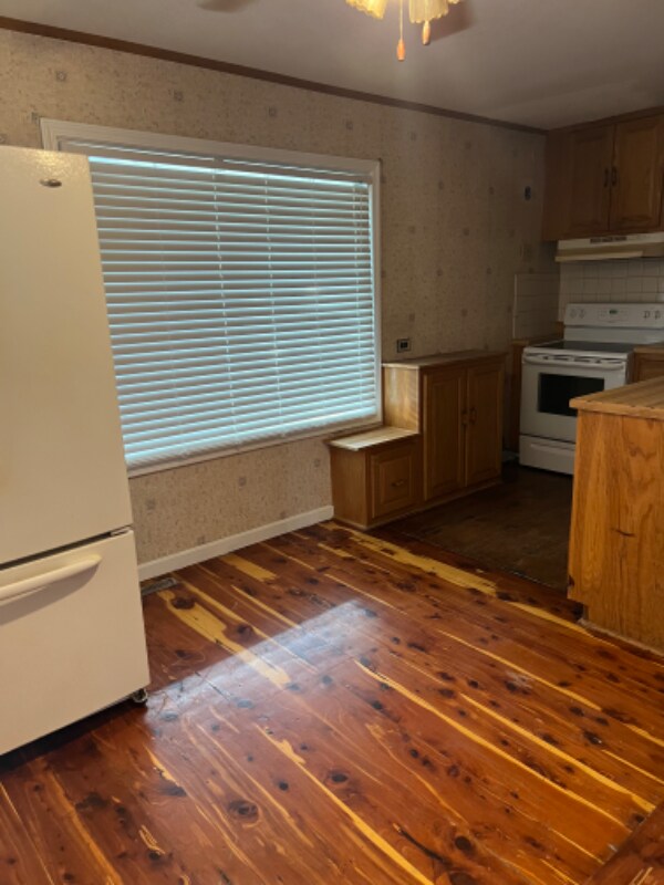 Building Photo - 2035 E Random