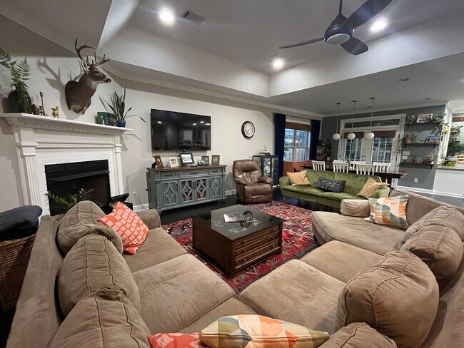 Foto del edificio - Beautiful 5 Bed 3 Bath Home! Fall 2026!