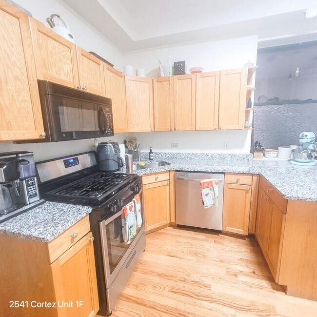 Plenty of Counter Space - 2541 W Cortez St