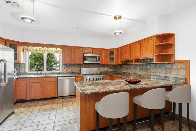 Building Photo - 27-29 E Clifton Terrace