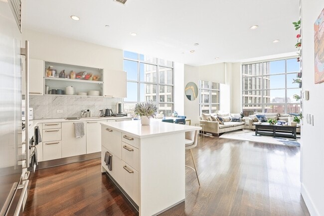Building Photo - 360 Newbury St