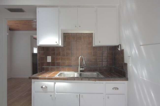 Foto del edificio - 303 S Osprey Ave