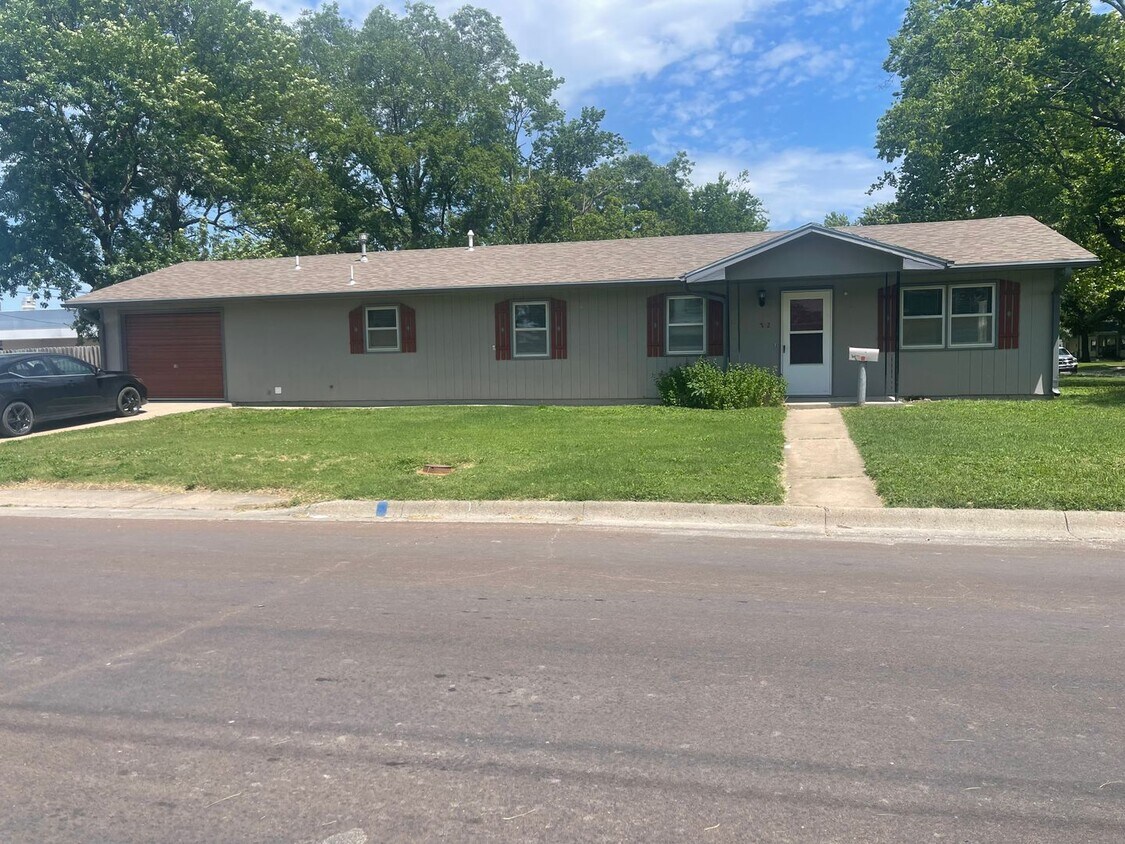 Primary Photo - Very nice, completely remodeled 3 Bedroom ...