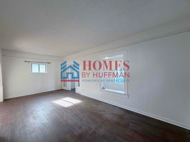 Building Photo - Three Bedroom House | Move In Ready!