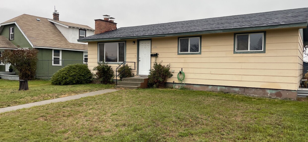 Primary Photo - Spacious 5 Bedroom Home