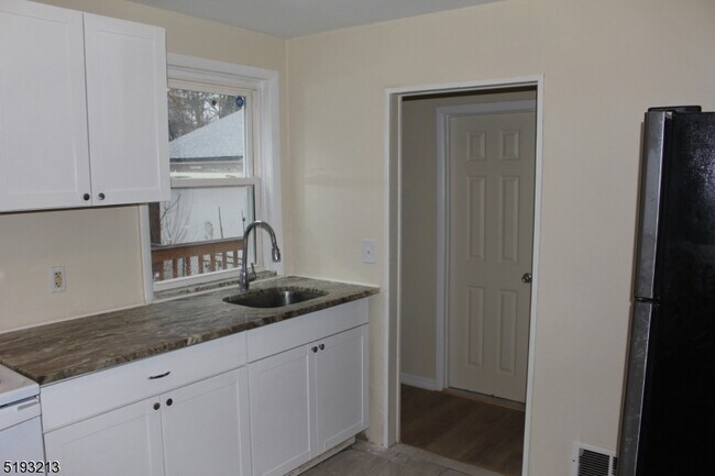 Foto del edificio - 335 Rutherford Ave