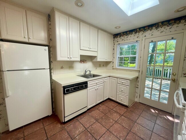 Building Photo - 97 Pepperidge Cir