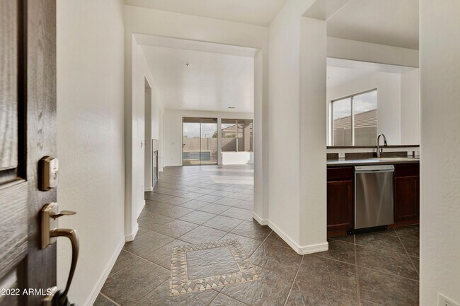 Foto del edificio - 7147 W Desert Mirage Dr