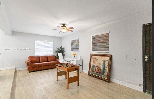 Foto del edificio - 18830 NW 7th Ave