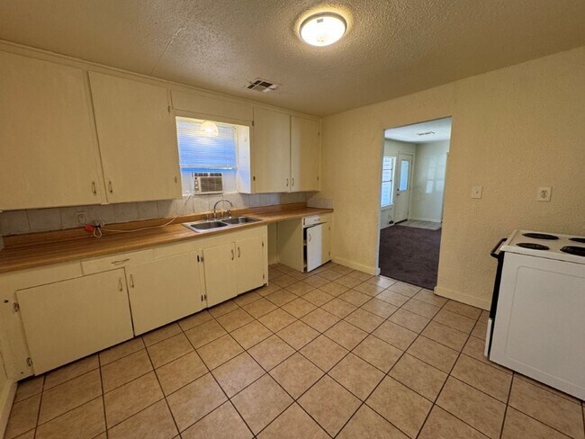 Foto del edificio - 5 bed 1 bath in Okc! large, fenced yard, i...