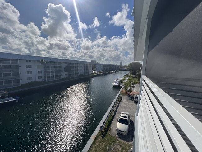 Foto del edificio - 3750 NE 170th St