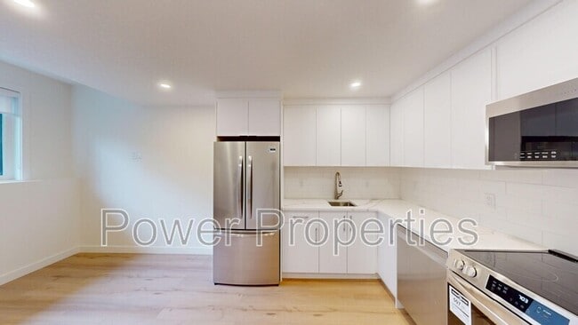 Building Photo - 2004 33 St SW