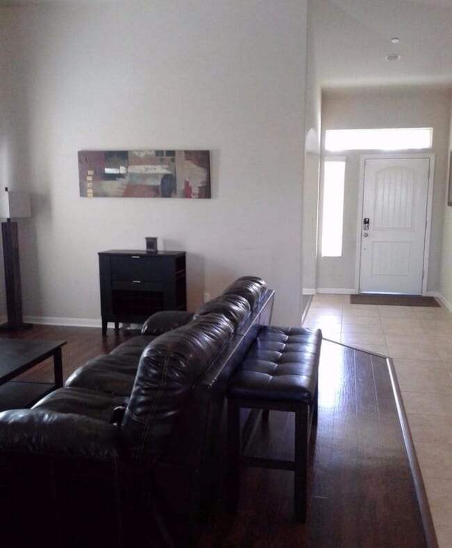 Foto del edificio - Charming 4 bedroom 2 bathroom North Hanford