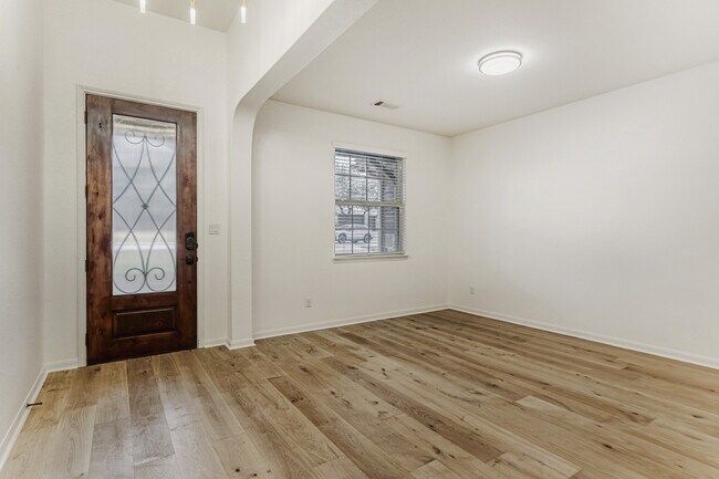 Foto del edificio - 5013 Pyrenees Pass