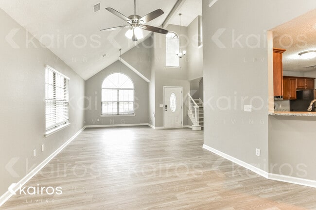 Building Photo - 2102 Spring Hill Cir
