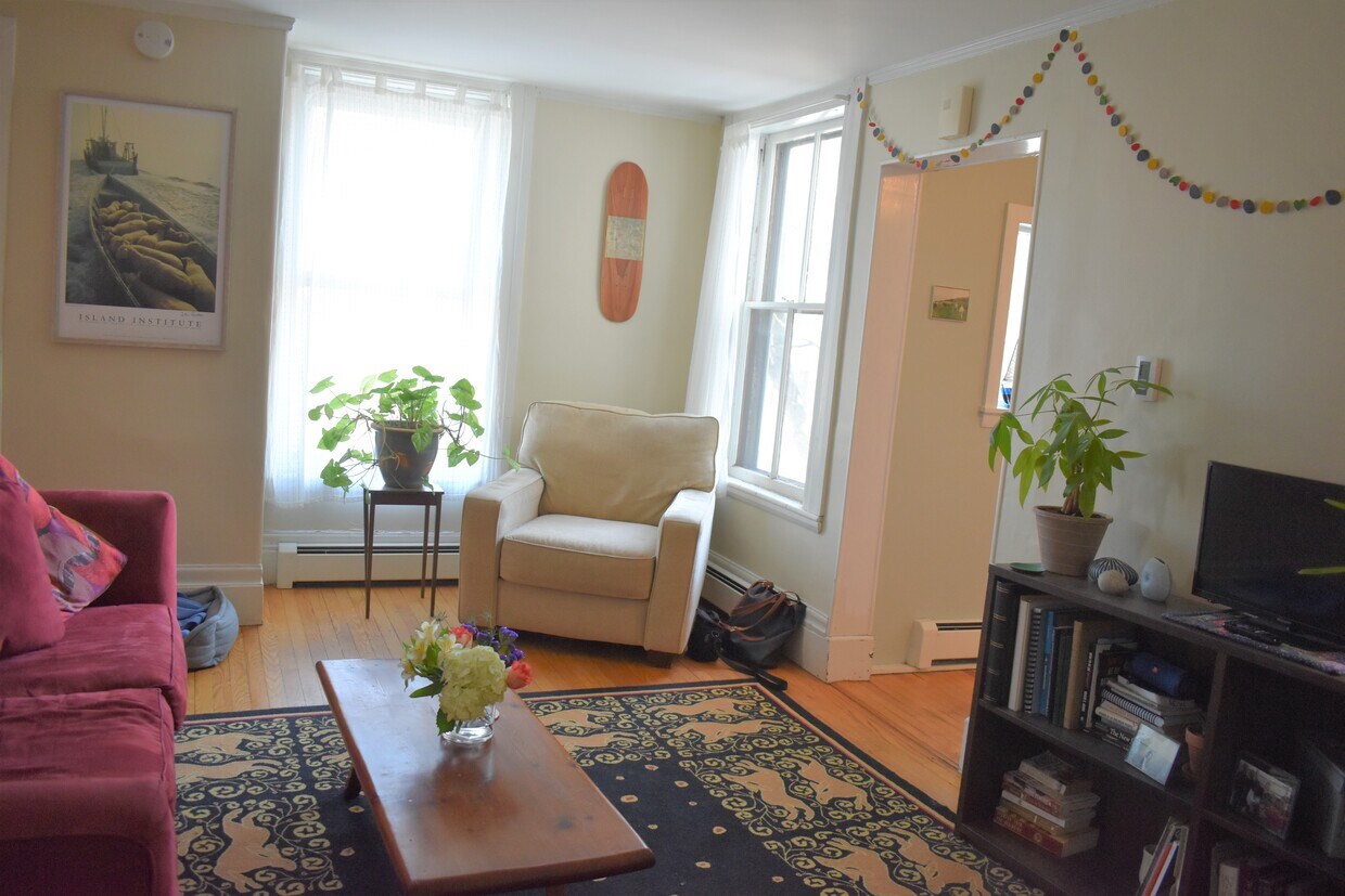 Primary Photo - 260 Brackett St