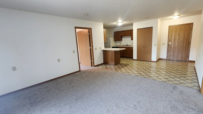 Building Photo - Large 2 Bedroom, 1.5 Bathroom Apartment wi...