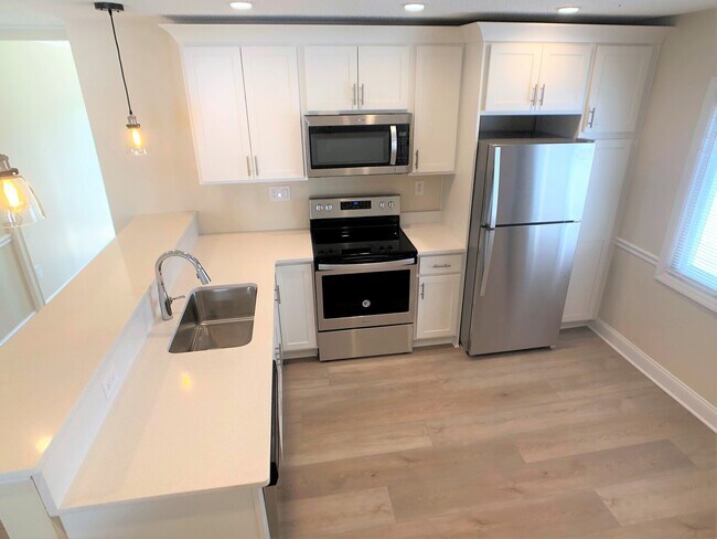 Foto del edificio - Large House with A/C, deck, updated kitchen, laundry, pet friendly September 1st