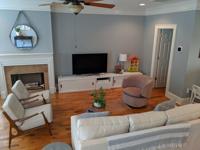Building Photo - Beautiful Charleston-Style Cottage with de...