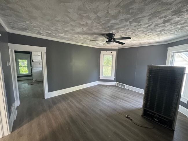 Building Photo - 2048 W 95th St