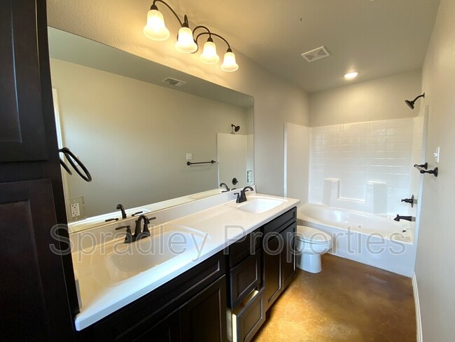 Building Photo - 202A Juniper Dr