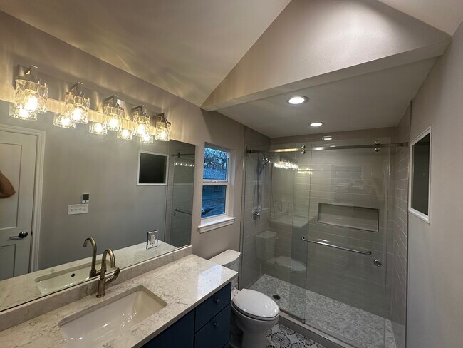 Baño principal con suelo de baldosas con calefacción - 3904 Tonkawa Trl