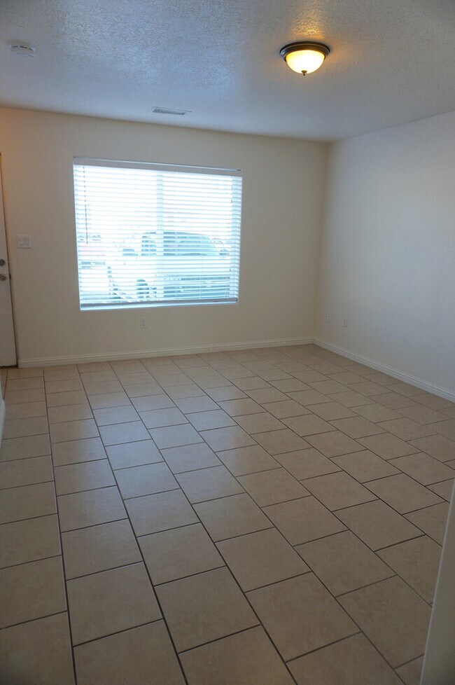 Building Photo - New North Valley Town Home-Refrigerated Air!