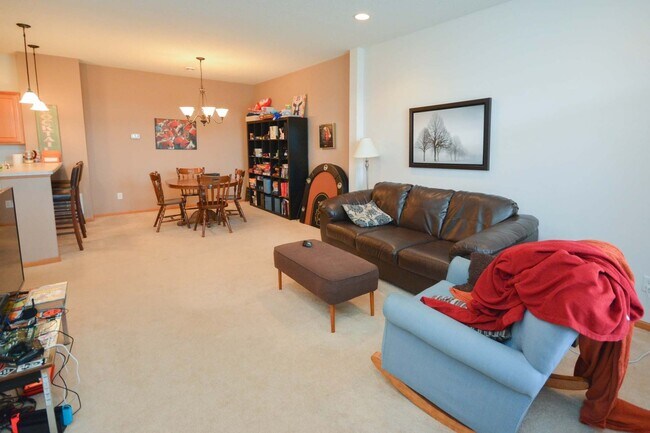 Building Photo - Beautiful Crimson Ridge townhome!