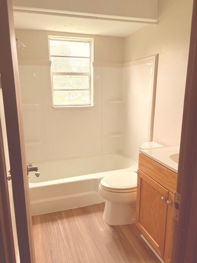 Foto del edificio - Beautiful 2BR 1.5BA Home w/ A/C • Driveway Parking in Gahanna