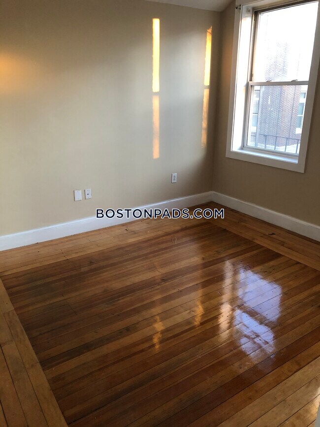 Building Photo - 282 Main St