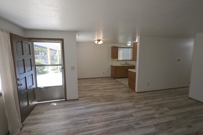 Building Photo - 3 bed 2 bath home in Port Angeles