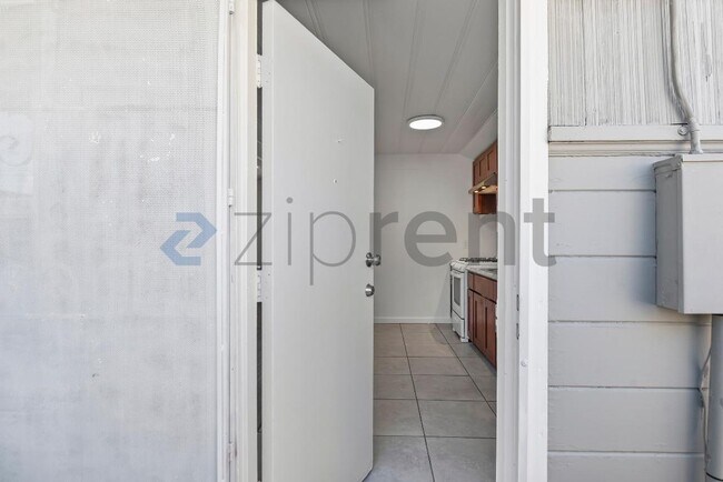 Building Photo - Unit
