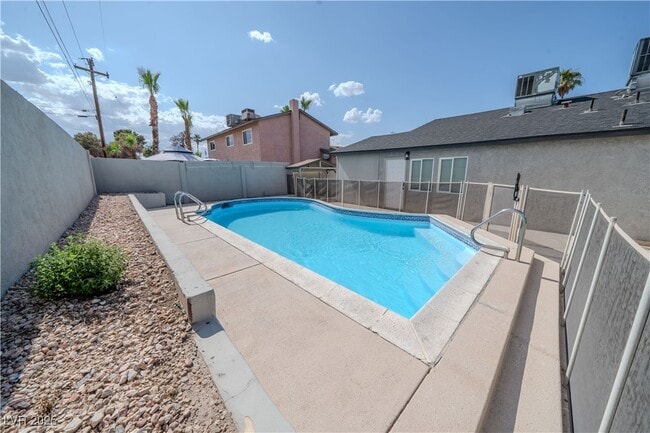 Building Photo - 1671 Sandalwood Ln