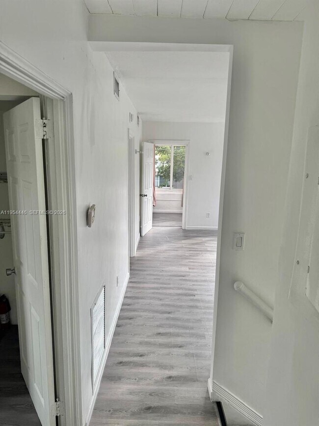 Foto del edificio - 555 NE 70th St