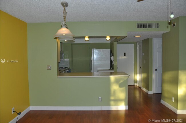 Building Photo - 2308 S Cypress Bend Dr