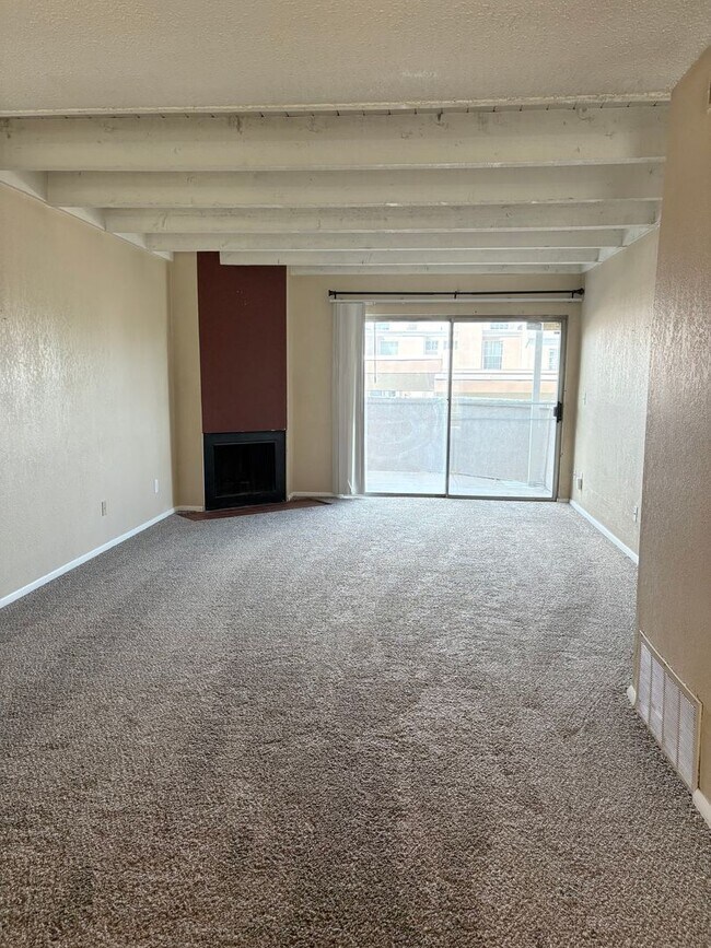 Foto del edificio - 2 Bedroom Lower Level Unit - ALL UTILITIES...