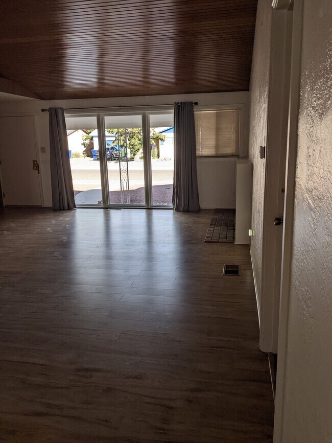 Building Photo - 2809 Palomas Dr NE