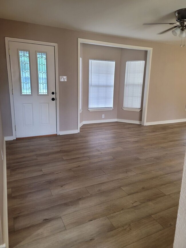 Foto del edificio - Four Bedroom Ranch with New Flooring