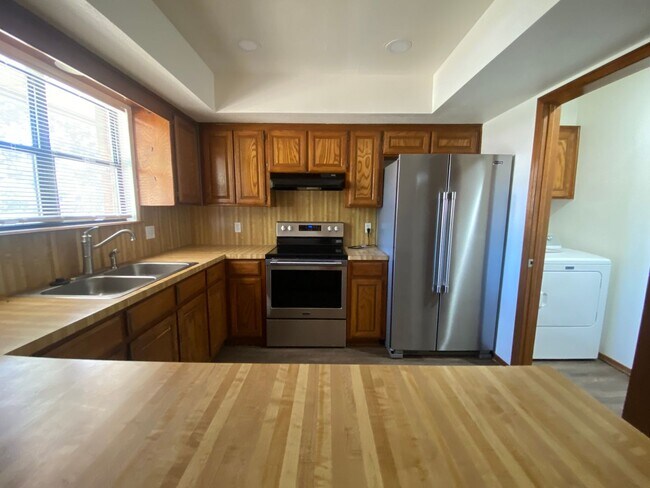 Foto del edificio - 3 bed 2 bath with all new applicances
