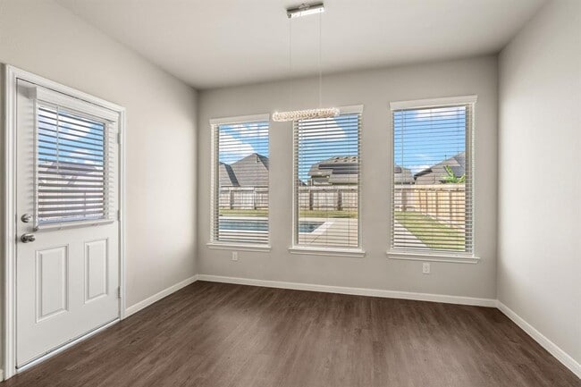 Building Photo - 24406 Avanti Dr