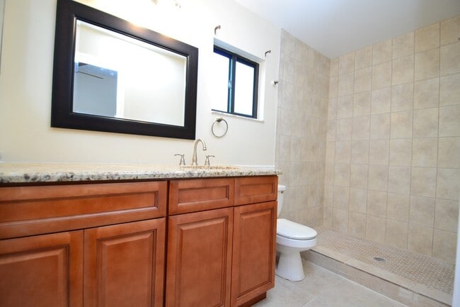 Building Photo - Gorgeous fully upgraded pool home in Ovied...