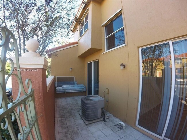 Building Photo - 700 SW 106th Ave
