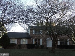 Building Photo - 27 Stuyvesant Dr