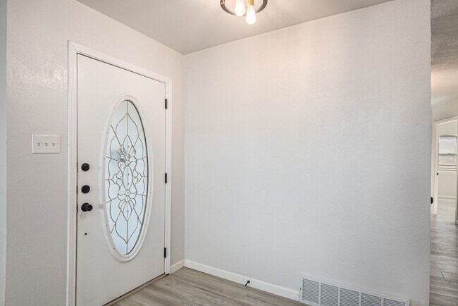 Building Photo - Beautifully Crafted 4 bedroom 2 bath in Fo...