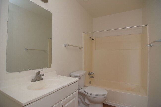 Foto del edificio - Remodeled 3 Bedroom 2 Bath Duplex! South Central Tucson Location!