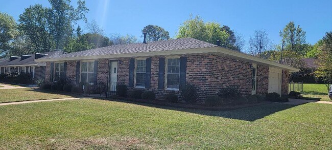 Building Photo - 3 bedrooms & 2 full baths with 1 car garage!!